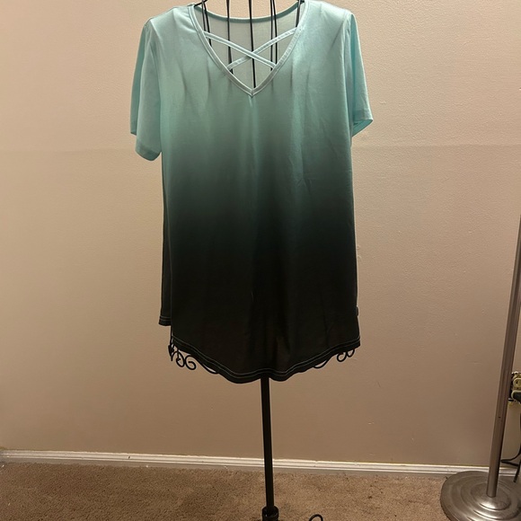 Emery Rose Tops - Emery Rose Gradient V-Neck Top - Black and Green